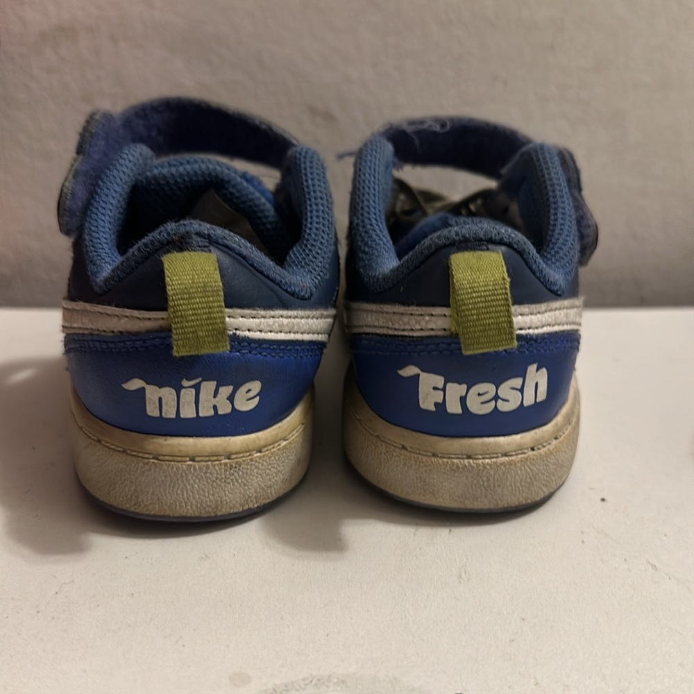 Nike toddler sneakers size 9c - Picture 2 of 4